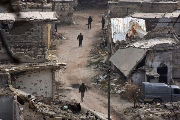 عناصر من الجيش السوري يسيرون في شوارع كرم الجبل، في شرق حلب، 5 ديسمبر/ كانون الأول 2016 - سبوتنيك عربي