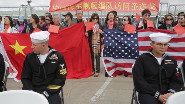  المواطنون الصينيون والأمريكيون يستقبلون البحرية الصينية  في سان دييغو، الولايات المتحدة 6 ديسمبر/ كانون الأول 2016 - سبوتنيك عربي