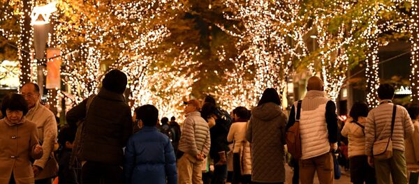 سكان طوكيو يسيرون في شوارع المدينة بين أضواء الكريسماس ،  2 ديسمبر/ كانون الأول 2016 - سبوتنيك عربي