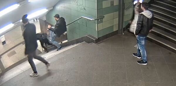 تصرف رجل ألماني مع فتاة محجبة على الدرج في المترو تصرف رجل ألماني مع فتاة محجبة على الدرج في المترو - سبوتنيك عربي