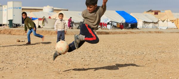 أطفال نازحين من الموصل، يلعبون بالكرة في مخيم خازر للنازحين، العراق 5 ديسمبر/ كانون الأول 2016 - سبوتنيك عربي
