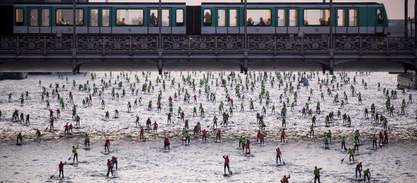 أشخاص يشاركون في سباق عبور نهر السين في باريس، 4 ديسمبر/ كانون الأول 2016 - سبوتنيك عربي