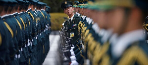 جنود حرس الشرف من قوات الدفاع اليابانية تستعد لمراسم استقبال وزير الأمن الأمريكي آشتون كارتر في طوكيو، اليابان 7 ديسمبر/ كانون الأول 2016 جنود حرس الشرف من قوات الدفاع اليابانية تستعد لمراسم استقبال وزير الأمن الأمريكي آشتون كارتر في طوكيو، اليابان 7 ديسمبر/ كانون الأول 2016 - سبوتنيك عربي