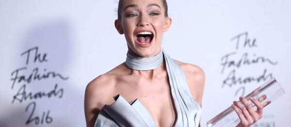 جيجي حديد نالت جائزة عارضة الأزياء العالمية (winner of the International Model award) في لندن، بريطانيا 5 ديسمبر/ كانون الأول 2016 جيجي حديد نالت جائزة عارضة الأزياء العالمية (winner of the International Model award) في لندن، بريطانيا 5 ديسمبر/ كانون الأول 2016 - سبوتنيك عربي