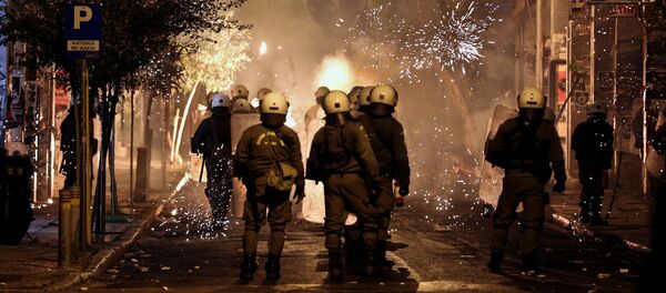 ألعاب نارية وشرطة مكافحة أعمال الشغب في أثينا، اليونان 6 ديسمبر/ كانون الأول 2016 - سبوتنيك عربي