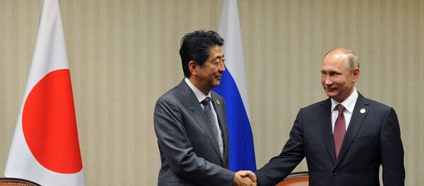 الرئيس الروسي فلاديمير بوتين و رئيس الوزراء الياباني سيندزو ابي - سبوتنيك عربي