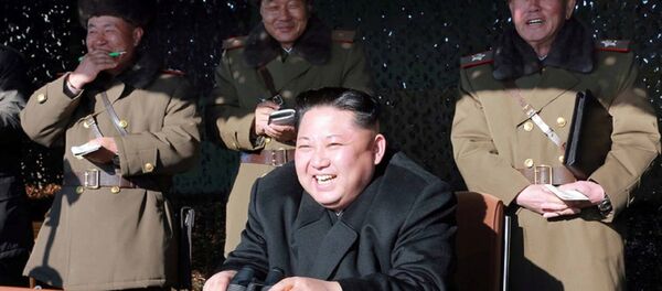 زعيم كوريا الشمالية يضحك خلال التدريبات زعيم كوريا الشمالية يضحك خلال التدريبات - سبوتنيك عربي
