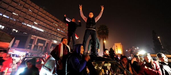 السوريون يحتفلون بالنصر في حلب وأنصار الرئيس السوري بشار الأسد يرفعون علامة النصر، 12 ديسمبر/ كانون الأول 2016 - سبوتنيك عربي