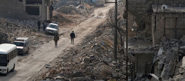 جنود الجيش السوري يسيرون في أحد شوارع حي الشيخ سعيد بمدينة حلب، 12 ديسمبر/ كانون الأول 2016 - سبوتنيك عربي