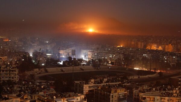 أدخنة الحريق الناجم عن قصف المناطق التي يسيطر عليها المسلحين حول ضواحي مدينة حلب، 12 ديسمبر/ كانون الأول 2016 - سبوتنيك عربي