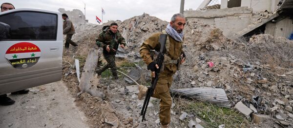 القوات الموالية للرئيس بشار الأسد في حي الشيخ سعيد بمدينة حلب، 12 ديسمبر/ كانون الأول 2016 - سبوتنيك عربي