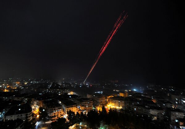 قوات الجيش السوري تطلق أعيرة نارية احتفالاً بالنصر في شرق مدينة حلب، 12 ديسمبر/ كانون الأول 2016 - سبوتنيك عربي