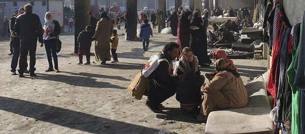 أطبار الصليب الأحمر يساعدون الحلبيون في الشيخ سعيد بمدينة حلب، 12 ديسمبر/ كانون الأول 2016 - سبوتنيك عربي