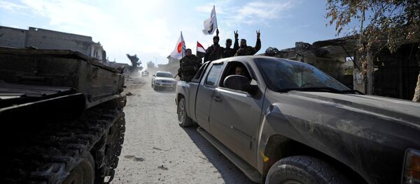 قوات الجيش السوري ترفع علامة النصر في الشيخ سعيد بمدينة حلب، 12 ديسمبر/ كانون الأول 2016 - سبوتنيك عربي