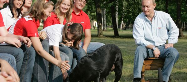 الرئيس الروسي فلاديمير بوتين خلال لقائه مع ممثلي الحركات الشبابية الروسية في زافيدوفو - سبوتنيك عربي