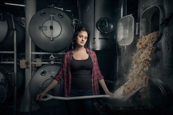 فتاة تعمل في مصنع القديس بنيامين، فيلاديلفيا، الولايات المتحدة - سبوتنيك عربي