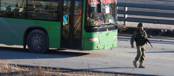 حافلات لنقل المسلحين وأفراد أسرهم من منطقة خان العسل، 15 ديسمبر/ كانون الأول 2016 - سبوتنيك عربي