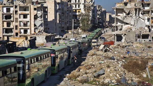 الحافلات الخضراء تنقل المسلحين وأفراد أسرهم لمغادرة مدينة حلب ، 15 ديسمبر/ كانون الأول 2016 - سبوتنيك عربي