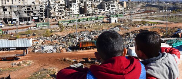 أطفال سوريون من حلب يشاهدون مغادرة الحافلات الخضراء التي تنقل المسلحين وأفراد أسرهم، 15 ديسمبر/ كانون الأول 2016 - سبوتنيك عربي