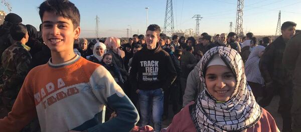 فرح الحلبيين بمنطقة صلاح الدين بعد مغادرة الحافلات الخضراء لمدينة حلب الشرقية، 15 ديسمبر/ كانون الأول 2016 - سبوتنيك عربي