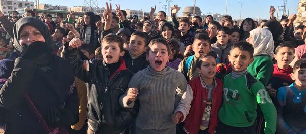 سكان حلب بمنطقة صلاح الدين بعد مغادرة المسلحين وأفراد أسرهم منها، 15 ديسمبر/ كانون الأول 2016 - سبوتنيك عربي