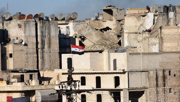 بعد مغادرة المسلحين وأفراد أسرهم منها والعلم السوري يرفرف على سطح أحدد المباني في حلب، 15 ديسمبر/ كانون الأول 2016 - سبوتنيك عربي