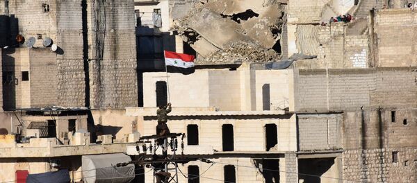 بعد مغادرة المسلحين وأفراد أسرهم منها والعلم السوري يرفرف على سطح أحدد المباني في حلب، 15 ديسمبر/ كانون الأول 2016 - سبوتنيك عربي