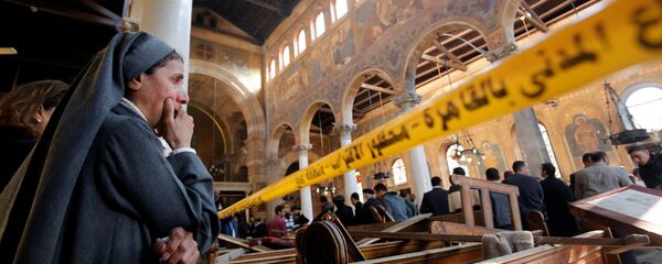 راهبة تبكي داخل الكنيسة القبطية الكاتدرائية بالقاهرة، بعد التفجير، في مصر 11 ديسمبر/ كانون الأول 2016. - سبوتنيك عربي