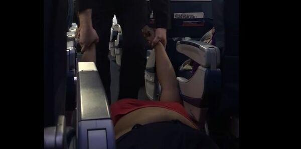 شرطي يسحل امرأة - سبوتنيك عربي