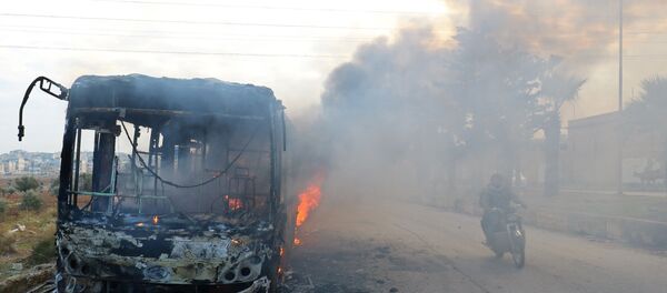 المسلحون يحرقون حافلات نقل المدنيين في ريف إدلب المسلحون يحرقون حافلات نقل المدنيين في ريف إدلب - سبوتنيك عربي