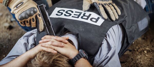 Военный журналист лежит под дулом пистолета - سبوتنيك عربي