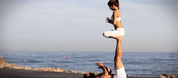 زوجين يمارسون اليوغا بمهارة عالية - سبوتنيك عربي