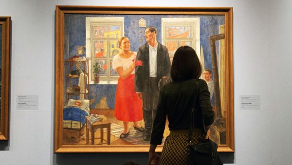 زائرون ينظرون إلى لوحة الأسرة خلال ذكرى أكتوبر الأول (1927) للفنان كوزما بيتروف فودكين، بمتحف الفنون روسيزو، موسكو زائرون ينظرون إلى لوحة الأسرة خلال ذكرى أكتوبر الأول (1927) للفنان كوزما بيتروف فودكين، بمتحف الفنون روسيزو، موسكو - سبوتنيك عربي