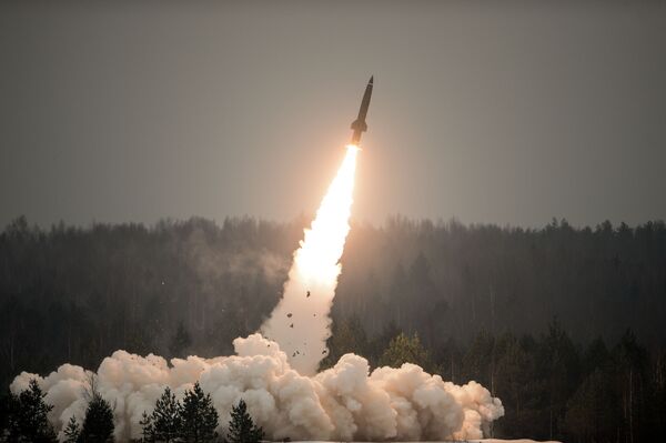 إطلاق صاروخ تاكتيكي توتشكا-أو بمنطقة لينينغراد بمناسبة يوم القوات الصاروخية والمدفعية - سبوتنيك عربي