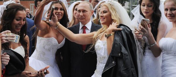 الفتيات تلتقطن صورة جماعية مع الرئيس فلاديمير بوتين خلال افتتاح مراسم عيد المدينة (موسكو) على الساحة الحمراء - سبوتنيك عربي