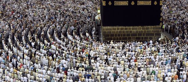 الحجاج المسلمون يطوفون حول الكعبة المشرفة بمكة - سبوتنيك عربي