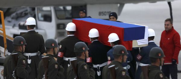 نقل جثمان السفير الروسي أندريه كارلوف من العاصمة التركية إلى الوطن روسيا عبر مطار أنقرة الدولي نقل جثمان السفير الروسي أندريه كارلوف من العاصمة التركية إلى الوطن روسيا عبر مطار أنقرة الدولي - سبوتنيك عربي