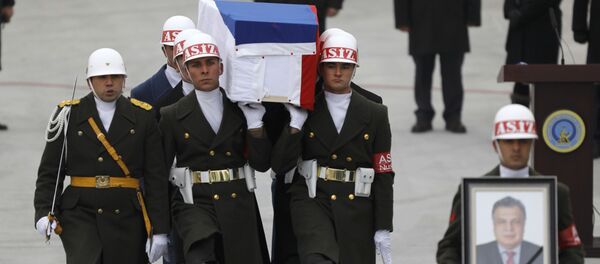 نقل جثمان السفير الروسي أندريه كارلوف من العاصمة التركية إلى الوطن روسيا عبر مطار أنقرة الدولي - سبوتنيك عربي