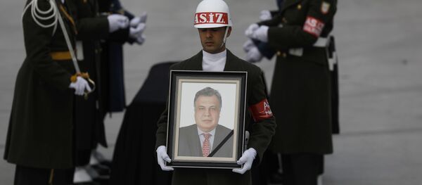 نقل جثمان السفير الروسي أندريه كارلوف من العاصمة التركية إلى الوطن روسيا عبر مطار أنقرة الدولي - سبوتنيك عربي