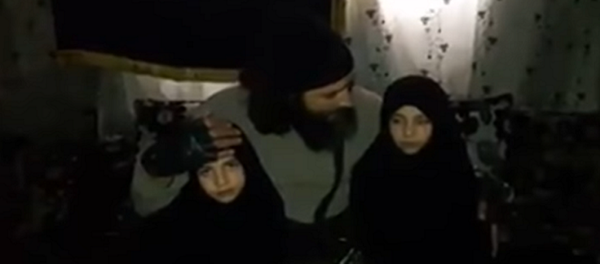 فيديو صادم لأب يجهز طفلتيه لتفجير نفسيهما في دمشق - سبوتنيك عربي