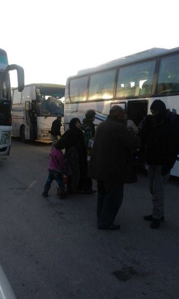 بدء عملية إخراج الدفعة الثالثة من المسلحين وعائلاتهم من الأحياء الشرقية في حلب - سبوتنيك عربي