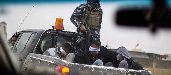 جنود من قوات الحشد الشعبي قبضت على أفراد تنظيم داعش الذين كانوا يختبئون في نفق بالموصل في العراق، 20 ديسمبر/ كانون الأول 2016 جنود من قوات الحشد الشعبي قبضت على أفراد تنظيم داعش الذين كانوا يختبئون في نفق بالموصل في العراق، 20 ديسمبر/ كانون الأول 2016 - سبوتنيك عربي