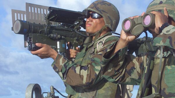 جندي أمريكي يحمل قاذف صواريخ ستينغر - سبوتنيك عربي