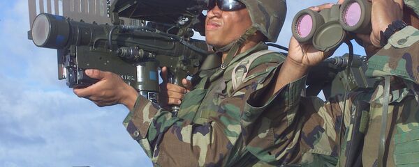 جندي أمريكي يحمل قاذف صواريخ ستينغر - سبوتنيك عربي