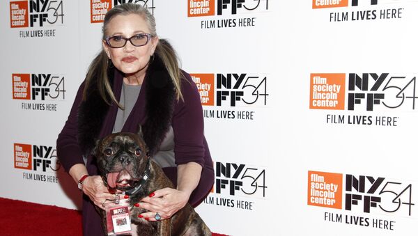 Carrie Fisher with her Service Dog Gary - سبوتنيك عربي