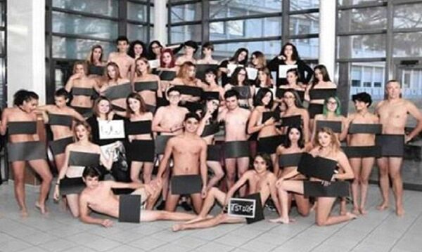 طلاب ملابس يتجردون من ملابسهم - سبوتنيك عربي