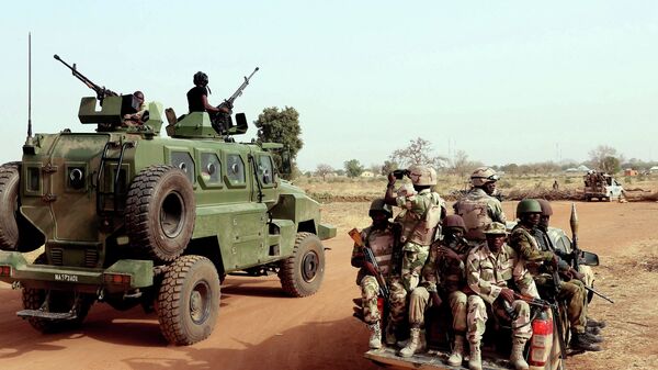 Nigerian army soldiers along a road in Chibok, northeastern Nigeria, on March 5, 2015 - سبوتنيك عربي