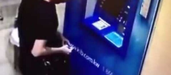 لص يسرق صراف آلي - سبوتنيك عربي