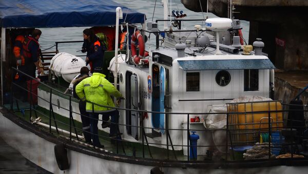 فريق الإنقاذ والبحث خلال عمليات البحث عن نجاة من ركاب الطائرة المنكوبة تو-154 التي سقطت في البحر الأسود - سبوتنيك عربي