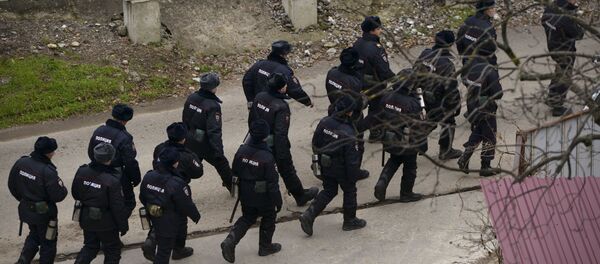 عناصر الشرطة الروسية في سوتشي تتوجه إلى مكان الحدث ولمساعدة فريق الإنقاذ والبحث - سبوتنيك عربي